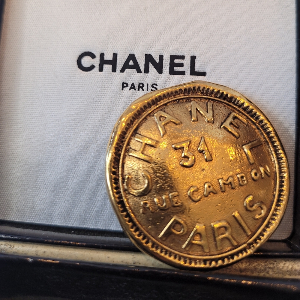 Vintage CHANEL PARIS Gold-tone 31 Rue Cambon Logo Round Pin Brooch - Picture 3 of 4